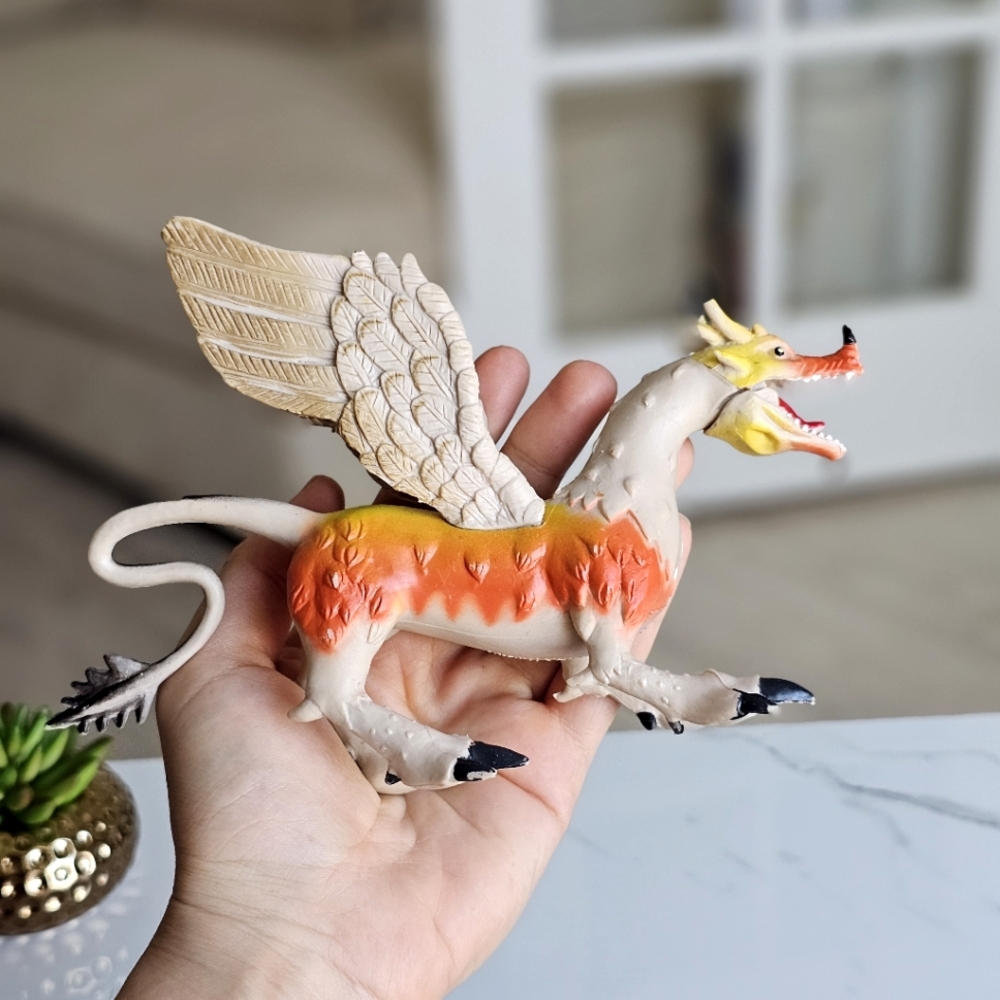 Fantasy Winged Dragon MB Wolverine Holding 7.5" Action Figure Toy
